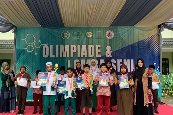 Perwakilan para pemenang Olimpiade dan Lomba Seni MTs Almaarif 01 Singosari. (ist) - 1.111 Siswa SD/MI se-Jatim Meriahkan Olimpiade dan Lomba Seni MTs Almaarif 01 Singosari