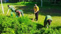 Babinsa Bunulrejo, satlinmas dan warga gotong royong bersihkan fasum. (ist) - Babinsa Bunulrejo, Satlinmas dan Warga Gotong Royong Bersihkan Fasum