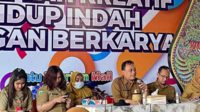 Kadisparta Batu didampingi sejumlah Kabidnya memberikan pengarahan di depan seluruh staf Disparta Batu. (ist) - Kadisparta Batu Ajak Seluruh Stafnya Kejar Target 10 Juta Wisatawan