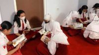 Kegiatan membaca di Perpusda Batu, Disperpusip Kota Batu. (ist) - Indeks Membaca di Kota Batu Meningkat, Kadisperpusip Berharap Usaha Pariwisata Punya Pojok Baca Mandiri