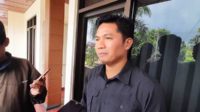 Ketua KPU Kota Batu, Mardiono, SHI MH memberikan keterangan pada wartawan. (dik) - TPS Dimampatkan, Ketua KPU Batu: Itu Instruksi dari Pusat