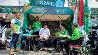 ketua lpbhnu sidoarjo sudiro santoso yang juga plt ketua lpbhnu jatim bersama tim membuka posko konsultasi gratis di salah satu stan di parkir timur gor sidoarjo21