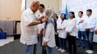 Ketum IKA ITN menyematkan pin Pengurus Nasional IKA ITN Malang 2023-2025. (ist) - Pengurus Nasional IKA ITN Malang 2023-2025 Resmi Dilantik - Ketum harapkan IKA ITN jadi pusat informasi bagi stakeholder