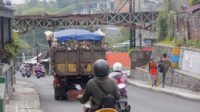 Kondisi talang air di Jalan Jupri sebelum dibongkar. (ws7) - Sering Disenggol Kendaraan Muatan Tinggi, Talang Air Jalan Jupri Dibongkar