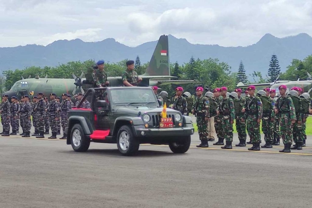 Meninjau berbagai alutsista yang menjadi pegangan tim PPCR dari masing-masing Matra. (ist) - Panglima TNI Serahkan Komando dan Pengendalian PPRC TNI ke Pangdivif 2 Kostrad