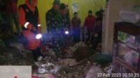 para petugas saat meninjau lokasi longsor di ngantang