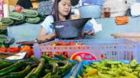 pedagang bumbu ari saat menjuali pembeli