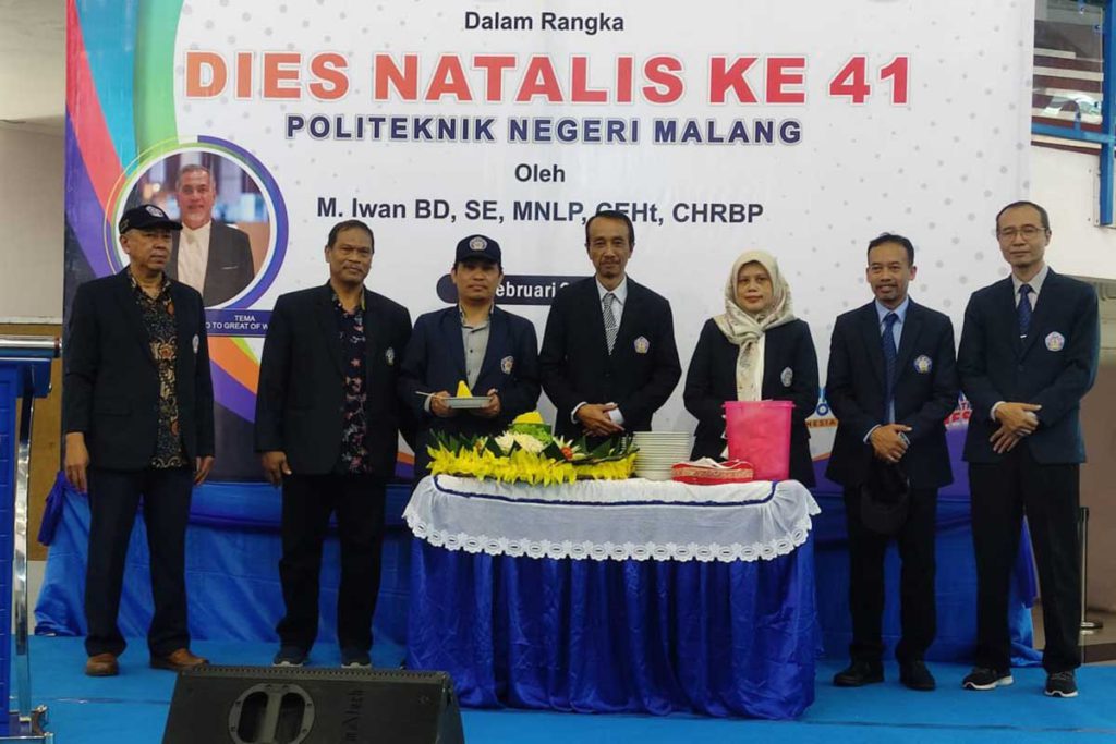 Pemotongan tumpeng kepada Ketua Pelaksana Dies Natalis Polinema ke-41. (rhd) - Rangkaian Dies Natalis ke-41, Usung Sinergisitas untuk Polinema Berkualitas