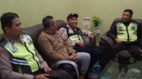 Personel Polsek Pujon melakukan sambang tokoh masyarakat di wilayah Kecamatan Pujon. (ist) - Patroli Sambang Tokoh Masyarakat, Polsek Pujon Pastikan Kondusifitas Lingkungan
