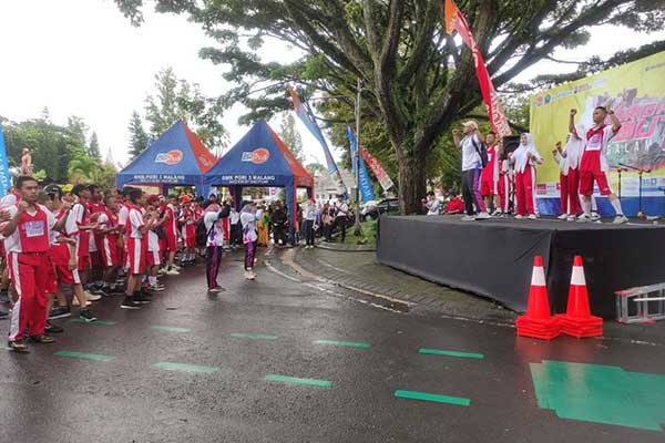 Peserta senam bersama sebelum fun run 10K. (rhd) - Ribuan Siswa SMK PGRI 3 Kota Malang Semarakkan 'Skariga Kebut 1 Ngalam'