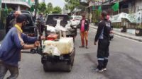 petugas bina marga pupr batu sedang menambal jalan di kawasan jalur brosem yang akan disebarkan