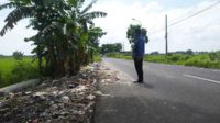 Petugas keberhasilan DLH Pamekasan melakukan pembersihan di sepanjang jalan Dasok Pademawu. (udi) - DLH Gerak Cepat Bersihkan Sampah yang Berserakan di Pademawu Pamekasan