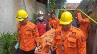 petugas mengevakuasi dua lansia yang meninggal terbakar dalam rumah