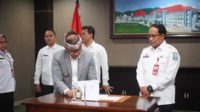 Pj Wali Kota Batu Tandatangani pemanfaatan SuKMa-e Jatim untuk Pemkot Batu. (ist) - Tandatangani Perjanjian Kinerja dan Pakta Integritas 2023, Pemkot Batu Resmi Gunakan SuKMa-e Jatim