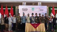 Pj. Wali Kota Batu bersama Camat, Anggota DPRD dan Kades Lurah se-Kecamatan Bumiaji seusai penandatanganan Musrenbang. (dik) - Musrenbang Kecamatan Bumiaji Masih Didominasi Usulan Pembangunan Infrastruktur