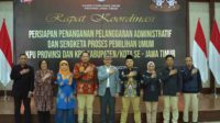 pj wali kota batu bersama komisioner kpu jatim dan ketua kpu batu