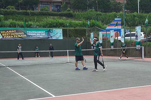 Pj Wali Kota Batu mengikuti pertandingan persahabatan Turnamen Tenis NU Cup. (dik) - Sambut Resepsi Satu Abad NU, PCNU Batu Gelar Acara Sebulan Penuh