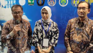 Prof Sulistiowati (tengah), diapit Ketua Panitia dan Rektor UB, menjawab pertanyaan awak media. (rhd) - Sidang Paripurna Majelis Senat Akademik Dorong 21 PTN-BH Go Internasional