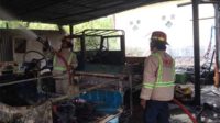 Proses pemadaman bengkel mobil yang terbakar. (ist) - Bengkel Mobil di Tumpang Terbakar, Rugi Rp150 Juta