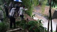 Proses pencarian. (ist) - Balita Karangploso 3,5 Tahun Dilaporkan Hilang Terseret Air Selokan Saat Bermain Bola