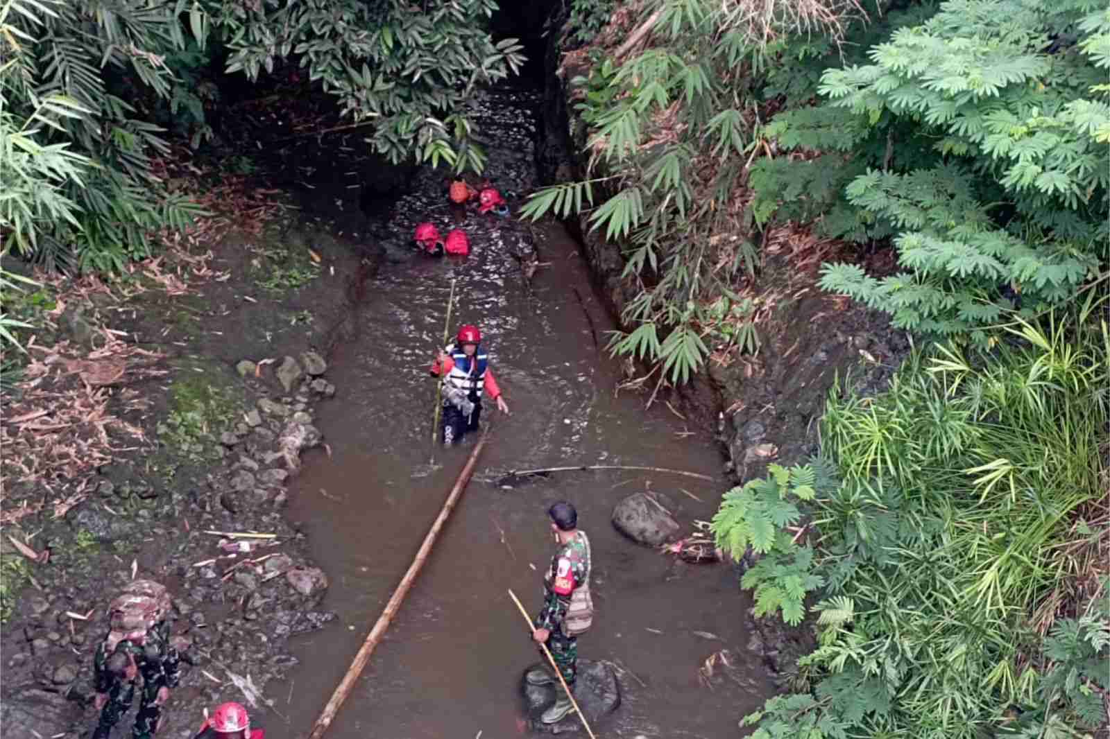 proses pencarian balita hanyut karangploso. ist