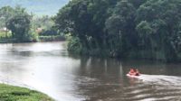Proses pencarian di sungai Kemiri dengan menggunakan perahu oleh tim SAR. (wul) - Tidak Temukan Titik Terang, Pencarian Balita Karangploso Dihentikan