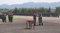 Prosesi serah terima bendera Komando PPRC dari Pangdivif 1 Kostrad kepada Pangdivif 2 Kostrad. (dik) - Panglima TNI Serahkan Komando dan Pengendalian PPRC TNI ke Pangdivif 2 Kostrad