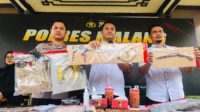 Rilis dan menunjukan barang bukti pembunuhan dan bunuh diri oleh Sukarni. (wul) - Pelaku Penggorokan Kekasih Gelap Ampelgading Bunuh Diri