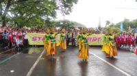Sebelum lari, peserta dihibur tarian dan berfoto bersama. (rhd) - Ribuan Siswa SMK PGRI 3 Kota Malang Semarakkan 'Skariga Kebut 1 Ngalam'