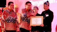 sekda kota batu menerima penghargaan dari menkes budi gunadi sadikin