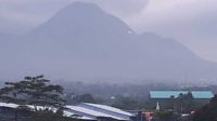 Tampak dari kejauhan, Bendera NU di atas lereng Gunung Panderman. (dik) - Bendera NU Seribu Meter Persegi Terbentang di Gunung Panderman