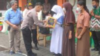 tiga siswi sdn putat jaya i terima penghargaan dari kapolsek dukuh pakis