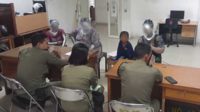 Tiga 'manusia silver' dievakuasi Satpol PP untuk dimintai keterangan. (ist) - Amankan Manusia Silver, Satpol PP: Itu Masalah Mental, Bukan Ekonomi