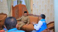 Wakil Bupati Pamekasan RB Fattah Jasin Ketika ditemui Tim PLN UP3 Pamekasan. (su) - Gangguan Saluran Kabel Tegangan Tinggi di Madura Belum Usai, Bupati Pamekasan Minta Masyarakat Sabar