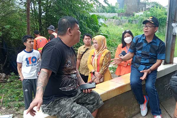 Wali Kota Malang, Sutiaji, berkomunikasi dengan perwakilan pemilik lahan pabrik karet. (ws7) - Puluhan Rumah De Cluster Nirwana Tergenang, Wali Kota Periksa Penyebab Banjir