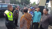 Wali Kota Malang, Sutiaji, bersama jajaran dinas dan pakar trasportasi kunjungi simpang Buk Gluduk. (ws7) - Sutiaji: Kepadatan Buk Gluduk Bukan Dampak Kebijakan Satu Arah