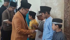 Wali Kota Malang memberikan tali asih kepada anak-anak yatim. (ist) - Pasar Bahagia Masjid Al Ikhlas, Sutiaji: Pemberdayaan Ekonomi Kerakyatan dari Jamaah untuk Jamaah