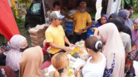 warga desa punten mendatangi operasi pasar murah diskumperindag batu