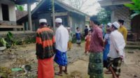 Warga berkerumun di galian bor air yang keluar gas. (luq) - Mengebor Air Malah Keluar Gas, Resahkan Warga