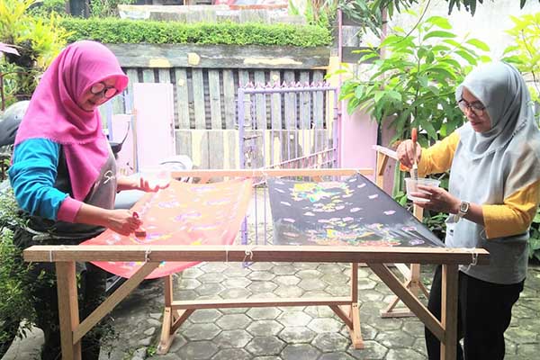 Warga optimis Batik Buteri jadi produk unggulan Arjowinangun. (ws7) - Bunga Telang Jadi Inspirasi Motif Batik Buteri Warga Arjowinangun