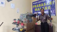 wasito saat memperlihatkan produk raket lokal merk epsilon