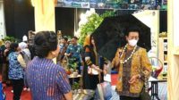 Gusti Kanjeng Ratu Hemas terkesan produk payung batik dari Kota Batu. (ist) - Pameran di JEC, Produk Parekraf Batu Tuan Pujian Pengunjung