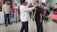 Kadisparta Batu mengalungkan rangkaian bunga ke seluruh atlet Paralayang yang baru tiba dari Thailand. (Ist) - Keren, Atlet Paralayang Kota Batu Ukir Prestasi Dunia di Thailand