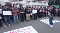 Aksi pengunjuk rasa di depan Balaikota Malang tuntut RUU PPRT segera disahkan. (ws7) - International Women's Day, Aksi Unjuk Rasa Tuntut RUU PPRT Segera Disahkan