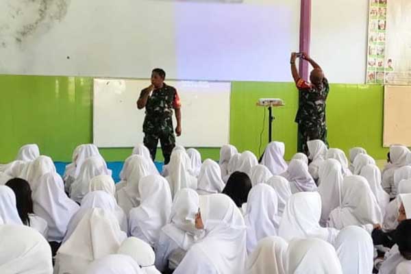 Babinsa Masuk Sekolah SMPN 10 Malang. (ist) - Babinsa Masuk Sekolah SMPN 10 Malang Sampaikan Wawasan Kebangsaan