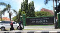 Beberapa mahasiswa saat melintas di depan kampus IAIN Madura yang berbeda di jalan Panglegur Pamekasan. (udi) - Penggunaan Nama Syaikhona Cholil Wacana Lama Sejak Peralihan STAIN ke IAIN Madura