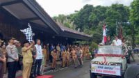bupati malang hm sanusi menyerahkan piala adipura 2022 kepada camat kepanjen