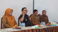 Bupati Pamekasan Baddrut Tamam saat memberikan arahan di hadapan para pegawai PDAM Pamekasan. (udi) - Bupati Pamekasan Berharap Pegawai PDAM Pamekasan Layani Masyarakat Dengan Baik