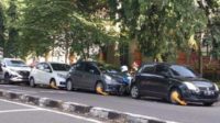 Dishub gembok mobil pelanggar titik larangan parkir. (ist) - Sisir Titik Larangan Parkir, Dishub Kota Malang Gembok Mobil Pelanggar