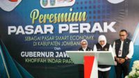 Gubernur Jawa Timur saat meresmikan Pasar Perak di Jombang. (ful) - Pasar Perak Jombang dengan Model Smart Economy Diresmikan Gubernur Jatim